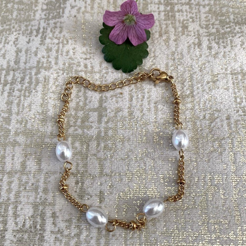 Slide Jewelry Gold Bracelet with Pearl Pendants. NWOT